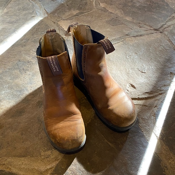 SOLD. Women’s Blundstones - Picture 1 of 2